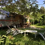 Bed and breakfast Belrepayre Airstream Camp *