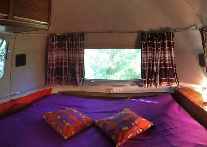 Nocleg ze śniadaniem Belrepayre Airstream Glamping *